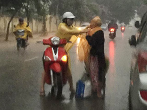 Những mẩu chuyện về tình người trong cuộc sống được kể lại từ chiếc áo ấm, áo mưa trên đường phố - Ảnh 4.