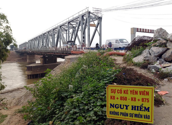 Hà Nội: Vết nứt chạy dài dưới chân cầu Đuống, người dân phải bỏ nhà di tản vì lo sợ hà bá nuốt chửng - Ảnh 1.