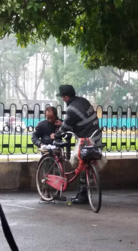 Những mẩu chuyện về tình người trong cuộc sống được kể lại từ chiếc áo ấm, áo mưa trên đường phố - Ảnh 5.