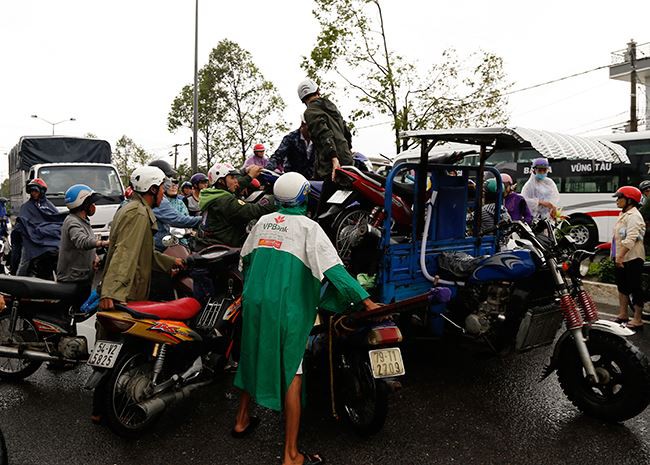 Mưa lớn kéo dài 2 ngày, nhiều khu vực tại thành phố Nha Trang ngập sâu - Ảnh 7.
