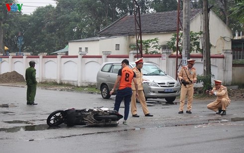 Thanh niên đi xe máy va chạm người đi bộ, bay lên vỉa hè và tử vong - Ảnh 1.