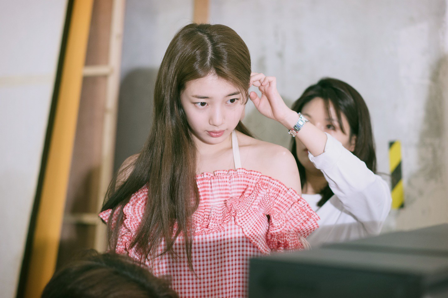 Chia tay Lee Min Ho, Suzy ngày càng đẹp đến mức ngẩn ngơ trong loạt hình hậu trường - Ảnh 1.