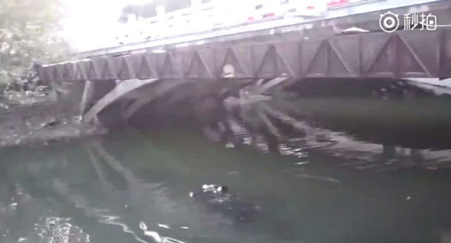 Bi hài người phụ nữ nhảy xuống sông tự tử nhưng không thành vì lý do bất ngờ - Ảnh 1. Bi hài người phụ nữ nhảy xuống sông tự tử nhưng không thành vì lý do bất ngờ - Ảnh 1.