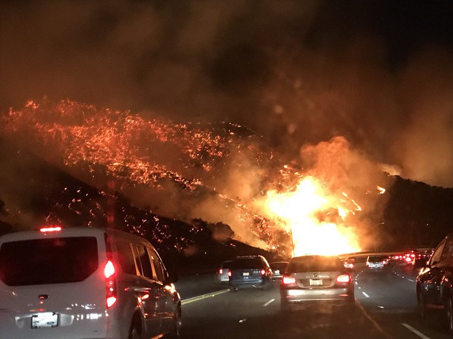 Mỹ: Cháy lớn tương đương diện tích 37.000 sân bóng đá khiến California như rơi vào ngày tận thế - Ảnh 2.