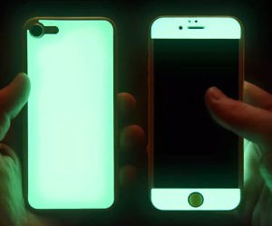 Biết ăn &aacute;nh s&aacute;ng để tự ph&aacute;t quang trong b&oacute;ng tối, chiếc ốp lưng smartphone n&agrave;y sẽ l&agrave; phụ kiện cực ngầu cho dế y&ecirc;u - Ảnh 1.
