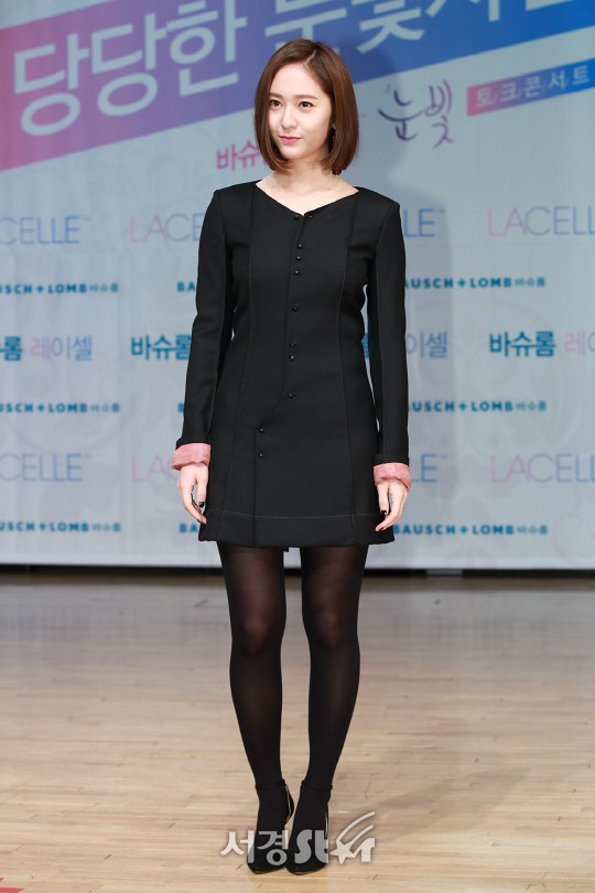 Nh&igrave;n loạt h&igrave;nh kh&iacute; chất nữ thần ngời ngời n&agrave;y, ai c&ograve;n d&aacute;m mạnh miệng bảo Krystal ng&agrave;y c&agrave;ng giống đ&agrave;n &ocirc;ng? - Ảnh 1.