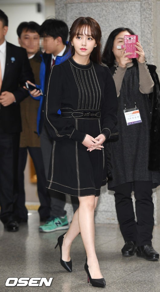 Kim So Hyun tăng c&acirc;n vẫn xinh, &Aacute; hậu H&agrave;n v&agrave; ca sĩ sexy v&ocirc; danh g&acirc;y sốc v&igrave; trang điểm lố tr&ecirc;n thảm đỏ - Ảnh 1.