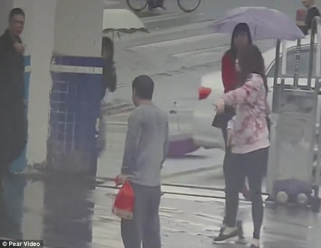 Tên cướp giật điện thoại xong chạy nhầm vào đồn cảnh sát vì chưa thuộc đường - Ảnh 4.