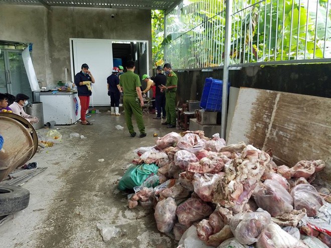 Đà Nẵng: Kinh hoàng phát hiện 15 tấn phế phẩm động vật bốc mùi hôi thối sắp “lên bàn nhậu” - Ảnh 2.