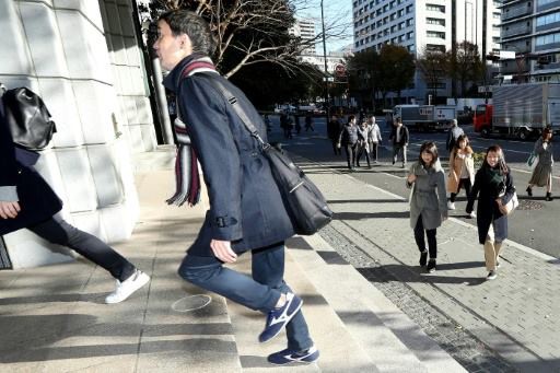 Trào lưu mặc vest, đi giày sneaker tới chỗ làm của giới công sở Nhật Bản và sự thật ý nghĩa đằng sau - Ảnh 1.