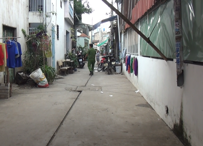 Hỗn chiến kinh hoàng giữa ban ngày ở Sài Gòn, 3 người trọng thương - Ảnh 1. Hỗn chiến kinh hoàng giữa ban ngày ở Sài Gòn, 3 người trọng thương - Ảnh 1.
