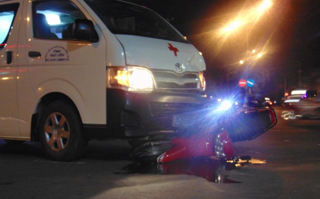 Xe cứu thương chở bệnh nhân đi cấp cứu tông vào xe máy trong đêm - Ảnh 1.