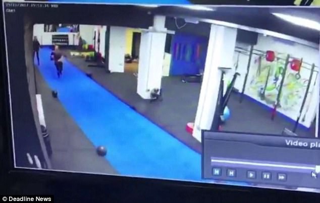 Clip: Đ&aacute;nh cắp xe m&aacute;y, hai t&ecirc;n trộm ốm đ&ograve;n dưới tay chủ xe - Ảnh 2.
