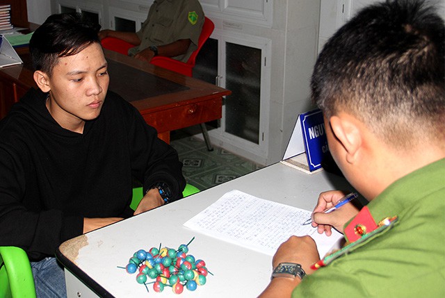 Ném pháo “phá” các cặp đôi ngồi tâm sự ở công viên - Ảnh 2.