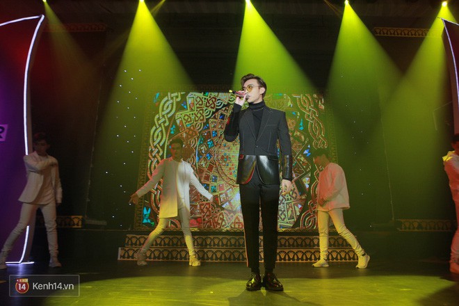 Cập nhật: Bảo Anh cởi áo khoác khoe vũ đạo nóng bỏng, Soobin khuấy động sân khấu với loạt hit remix - Ảnh 7. Cập nhật: Bảo Anh cởi áo khoác khoe vũ đạo nóng bỏng, Soobin khuấy động sân khấu với loạt hit remix - Ảnh 7.