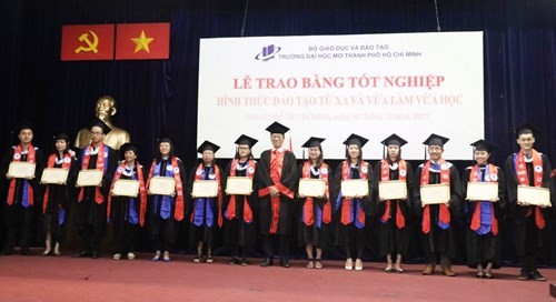 Cụ ông sở hữu 7 bằng đại học vừa nhận bằng thứ 8 - Ảnh 2.