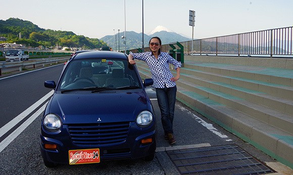 Nhật Bản: Bị chê dở hơi vì dùng bút viết bảng để sơn ô tô, sau khi đem xe đi rửa ai nấy đều bất ngờ - Ảnh 1.