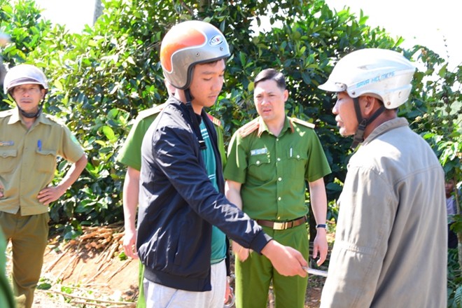 Hàng nghìn người bỏ hái cà phê đi xem dựng lại hiện trường vụ giết người - Ảnh 2.