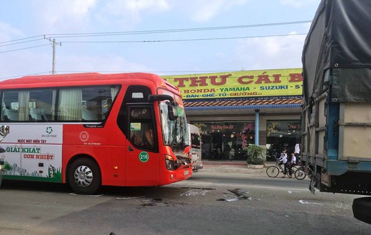 Xe kh&aacute;ch Phương Trang g&acirc;y tai nạn li&ecirc;n ho&agrave;n tr&ecirc;n Quốc lộ 1 - Ảnh 1.