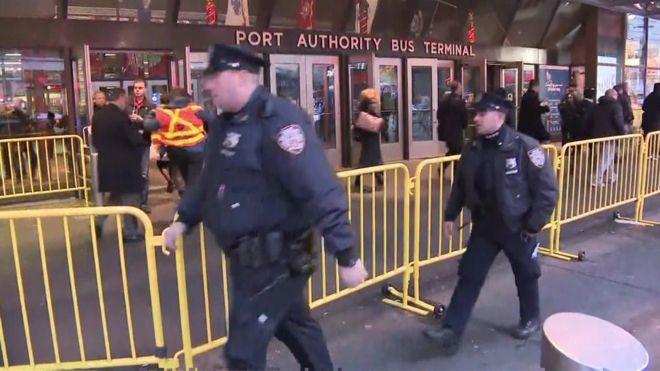 Khủng bố đánh bom gây nổ lớn khiến hai người bị thương tại Manhattan, New York: cảnh sát và cứu hỏa đã có mặt tại hiện trường - Ảnh 1.