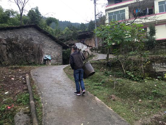 Do bị quản l&yacute; qu&aacute; nghi&ecirc;m, nam sinh ưu t&uacute; quẫn tr&iacute; d&ugrave;ng dao s&aacute;t hại mẹ đẻ - Ảnh 1.