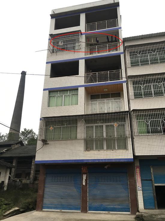 Do bị quản l&yacute; qu&aacute; nghi&ecirc;m, nam sinh ưu t&uacute; quẫn tr&iacute; d&ugrave;ng dao s&aacute;t hại mẹ đẻ - Ảnh 2.