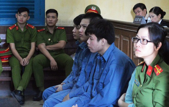 &Aacute;n mạng từ chuyện nữ tiếp vi&ecirc;n bị sờ ngực - Ảnh 1.