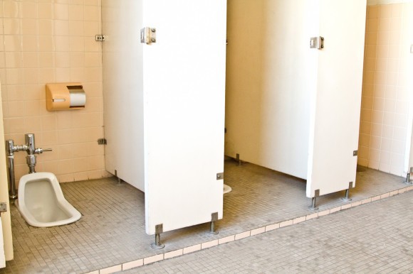 H&oacute;a ra đa số người Nhật kh&ocirc;ng biết d&ugrave;ng x&iacute; xổm kiểu Nhật - Ảnh 1.