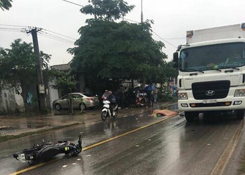 Va chạm xe máy, người đàn ông ngã văng ra đường bị xe container cán chết - Ảnh 1.