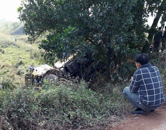 Cố vượt đường ngang, xe tải bị tàu hỏa tông lật nhào xuống ruộng - Ảnh 1.