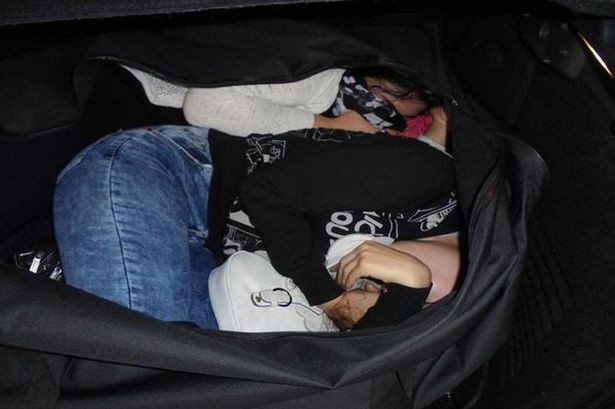 Bức ảnh 2 phụ nữ bị kẻ bu&ocirc;n người nh&eacute;t trong t&uacute;i đen rồi đặt v&agrave;o cốp &ocirc; t&ocirc; khiến thế giới b&agrave;ng ho&agrave;ng - Ảnh 1.