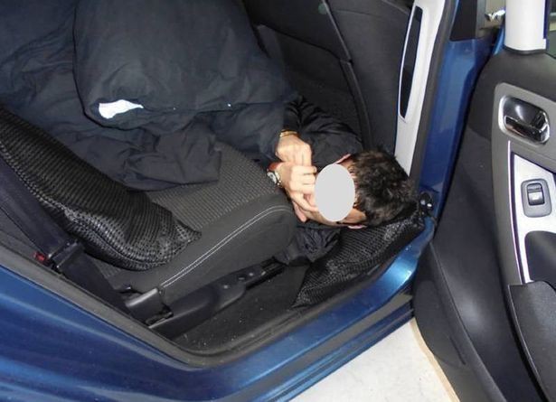 Bức ảnh 2 phụ nữ bị kẻ bu&ocirc;n người nh&eacute;t trong t&uacute;i đen rồi đặt v&agrave;o cốp &ocirc; t&ocirc; khiến thế giới b&agrave;ng ho&agrave;ng - Ảnh 2.