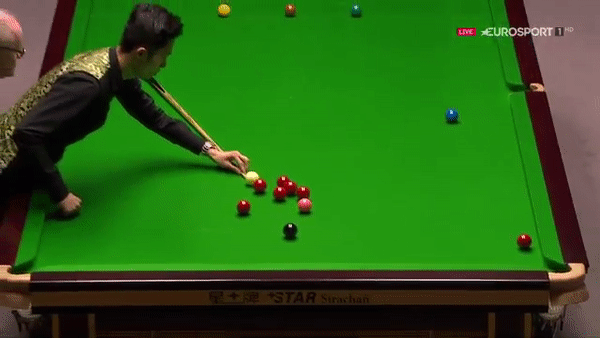 Cơ thủ Trung Quốc biểu diễn pha đ&aacute;nh bida si&ecirc;u dị chưa ai từng nh&igrave;n thấy bao giờ - Ảnh 1.