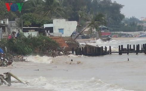 Sóng biển nổ như lựu đạn, đánh sập nhà dân ven biển Phan Thiết - Ảnh 2.