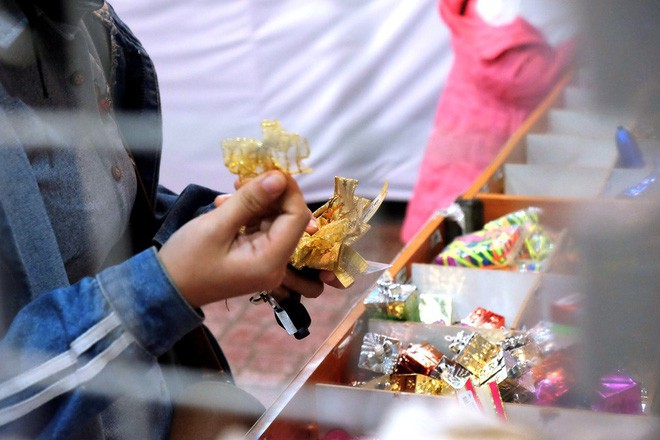 Cận ngày Giáng sinh, trái châu nhập khẩu từ Mỹ tiền triệu vẫn tấp nập người mua tại “chợ Noel” nổi tiếng Sài Gòn - Ảnh 2.