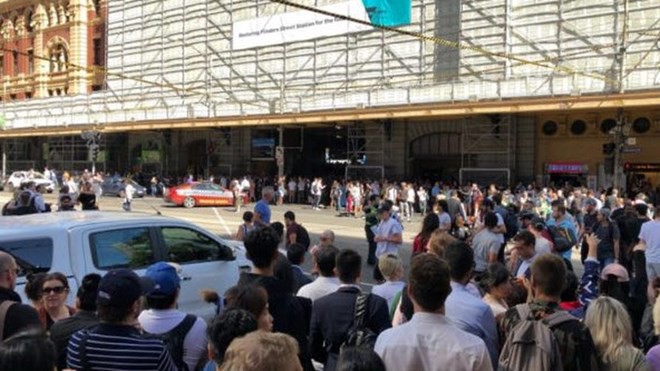 Australia: Xe &ocirc;t&ocirc; đ&acirc;m v&agrave;o nhiều người đi bộ tại Melbourne  - Ảnh 1.