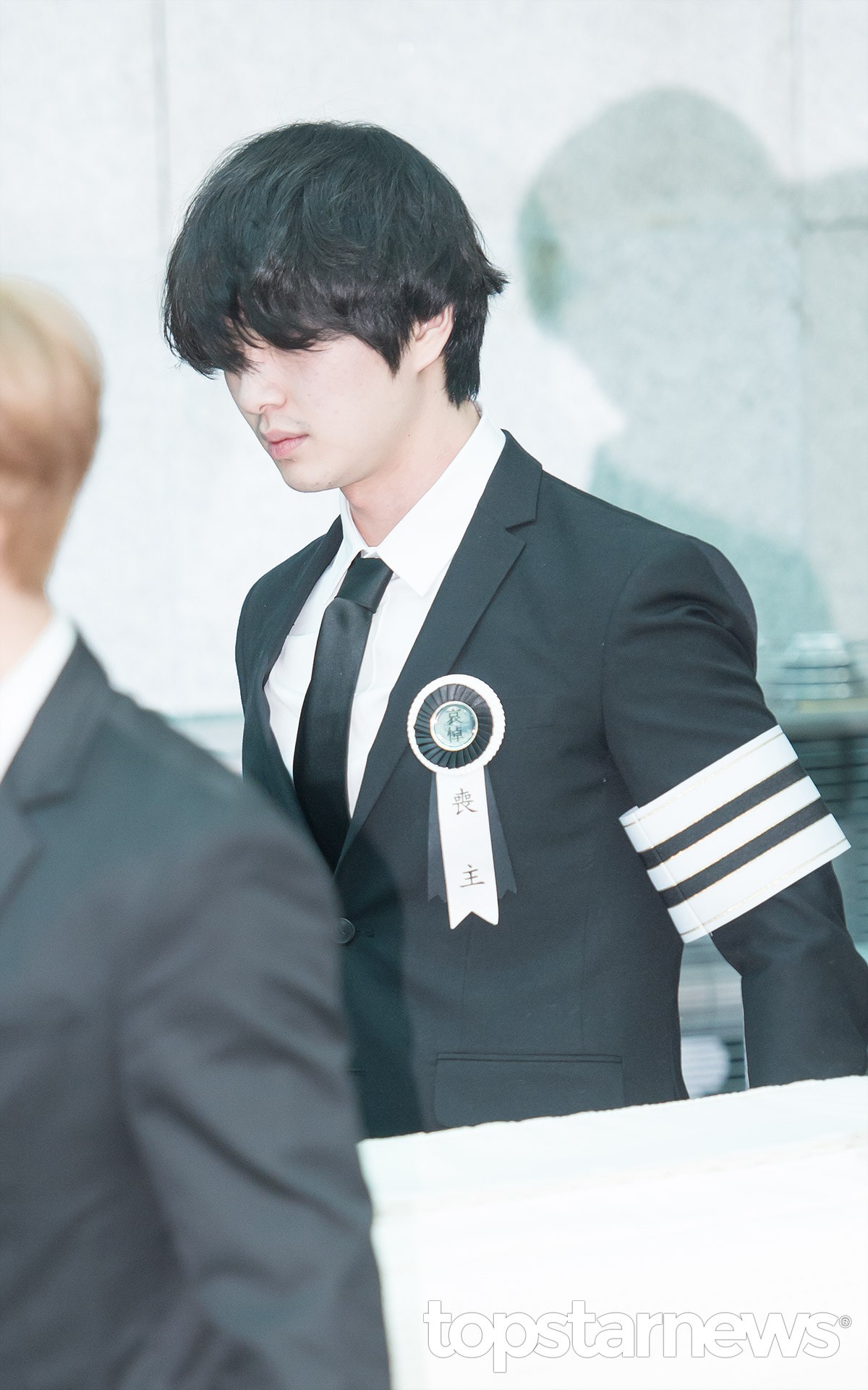Sau đám tang Jonghyun (SHINee), dân mạng trước ném đá nay lại quay sang lo lắng cho Onew - Ảnh 2. Sau đám tang Jonghyun (SHINee), dân mạng trước ném đá nay lại quay sang lo lắng cho Onew - Ảnh 2.