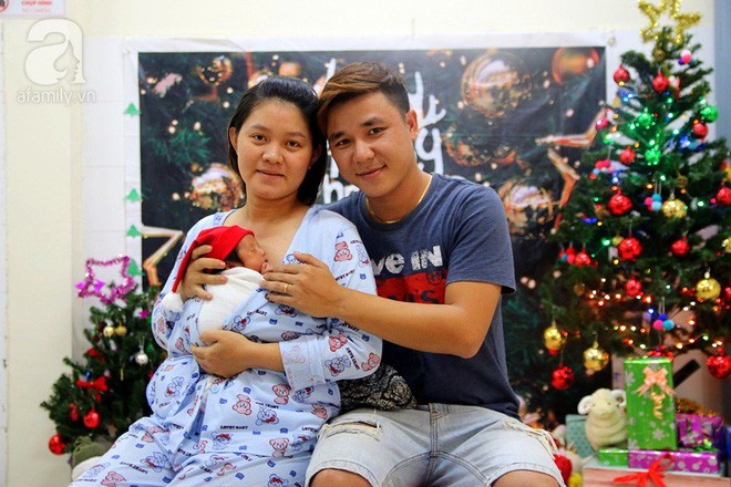 Những em b&eacute; &ldquo;nằm tr&ecirc;n ngực mẹ&rdquo; đ&oacute;n Gi&aacute;ng sinh đầu ti&ecirc;n ấm &aacute;p trong bệnh viện - Ảnh 1.