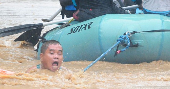 Tiến về Việt Nam, bão Tembin làm gần 90 người chết ở Philippines - Ảnh 2.