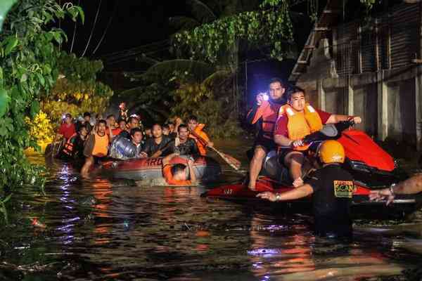 Những hình ảnh đau lòng sau khi bão Tembin càn quét Philippines: hơn 100 người thiệt mạng, nhiều người cuốn trôi ra biển - Ảnh 4.