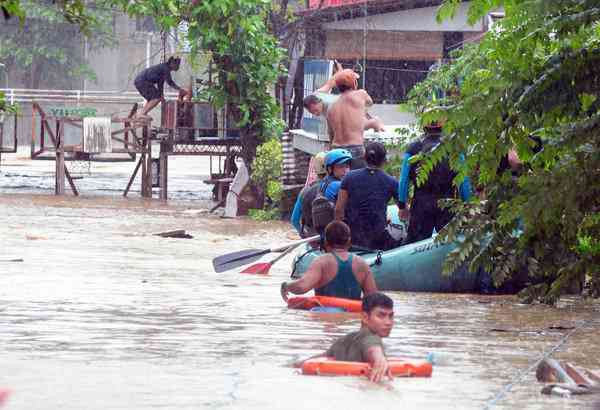 Những hình ảnh đau lòng sau khi bão Tembin càn quét Philippines: hơn 100 người thiệt mạng, nhiều người cuốn trôi ra biển - Ảnh 2.