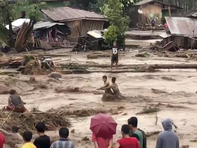 Những hình ảnh đau lòng sau khi bão Tembin càn quét Philippines: hơn 100 người thiệt mạng, nhiều người cuốn trôi ra biển - Ảnh 7.
