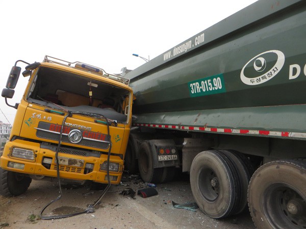 Container v&agrave; xe tải n&aacute;t bươm sau c&uacute; đối đầu kinh ho&agrave;ng - Ảnh 2.