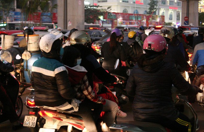 Chùm ảnh: Các ngả đường Sài Gòn và Hà Nội ùn tắc kinh hoàng đêm Giáng sinh - Ảnh 4.