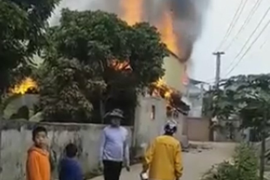 Yên Bái: Chồng tẩm xăng đốt nhà do mâu thuẫn vợ, 3 người thương vong - Ảnh 1. Yên Bái: Chồng tẩm xăng đốt nhà do mâu thuẫn vợ, 3 người thương vong - Ảnh 1.
