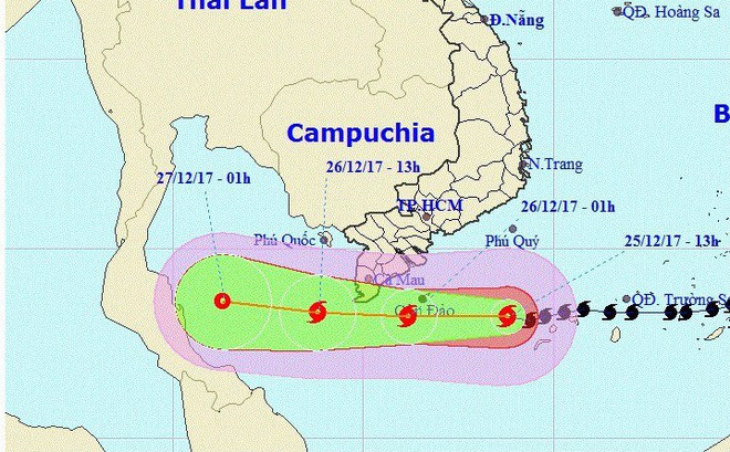 Chuyên gia thời tiết: Dù bão số 16 suy yếu nhưng vẫn có những nguy hiểm đáng quan tâm - Ảnh 1.