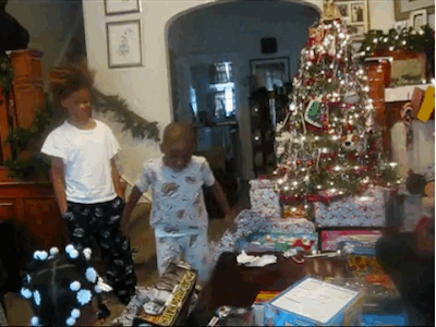 14 khoảnh khắc vui sướng của trẻ con khi được nhận quà Giáng Sinh - Ảnh 1.