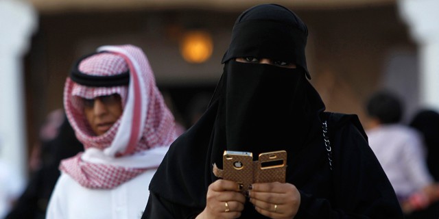 Chuyện hẹn hò ở xứ Ả Rập: Kẻ “lén lút” như điệp viên, người “đào tẩu” ra nước ngoài - Ảnh 2.