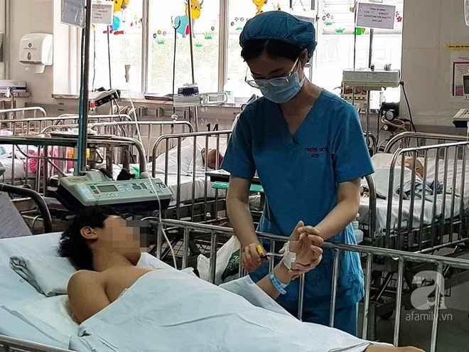 Phú Yên: Bé trai 12 tuổi phải đu cầu thang vào lớp vì khối bướu cực “khủng” chiếm trọn lồng ngực phải - Ảnh 2.