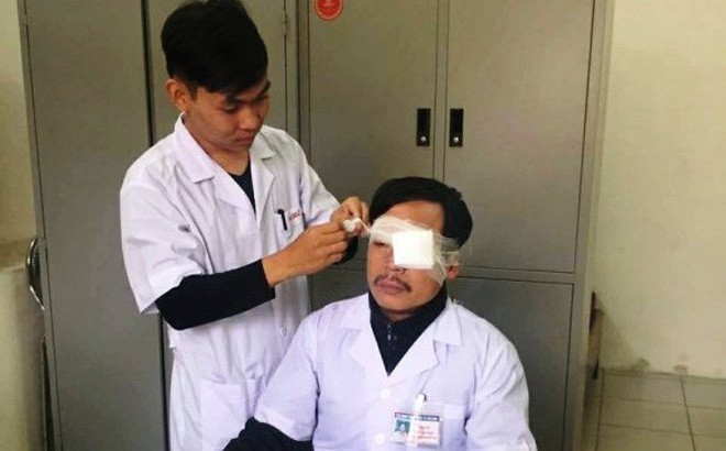 Đang cấp cứu cho bệnh nhân, bác sĩ bị đấm gãy xương mũi - Ảnh 1.